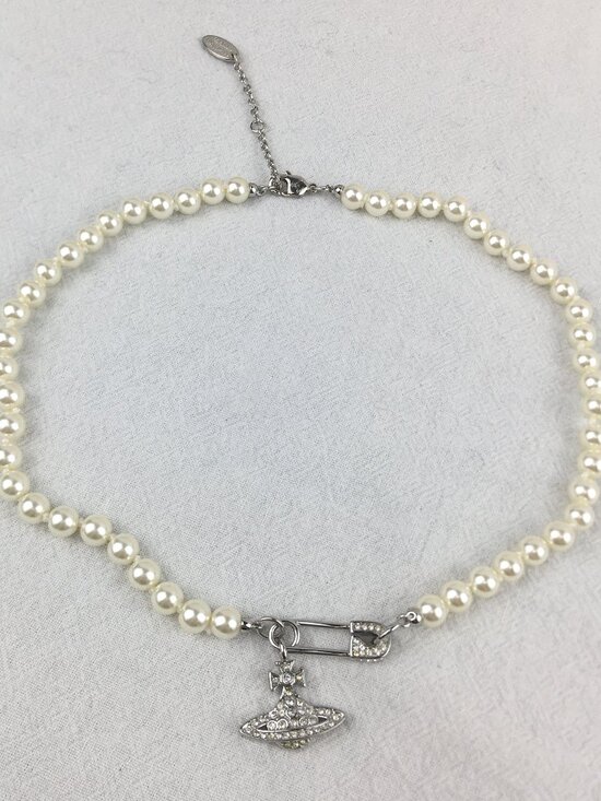 Vivienne Westwood silvery Safety Pin Pearl Necklace - Picture 2 of 9